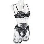 Spitzen-BH und Tanga-Set mit Brustausschnitt und Kettenseitenansicht Spitzen-BH und Tanga-Set mit Brustausschnitt und Kettenseitenansicht