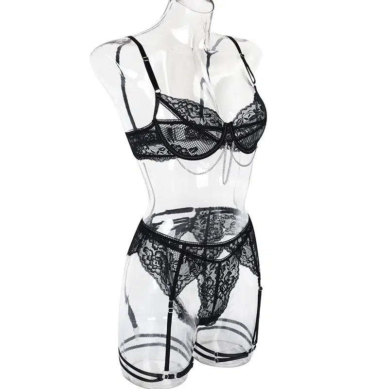 Lace Bra & Thong Set with Bust Cutout and Chain Side View Spitzen-BH und Tanga-Set mit Brustausschnitt und Kettenseitenansicht