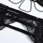 Spitzen-BH- und Tanga-Set mit Brustausschnitt und Kettendetails an der Taille Spitzen-BH- und Tanga-Set mit Brustausschnitt und Kettendetails an der Taille