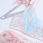 Conjunto de sutiã de renda transparente elegante azul claro com detalhes de sutiã com detalhes em penas coloridas