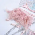 Conjunto de sutiã de renda transparente elegante azul claro com detalhes em detalhes de penas coloridas