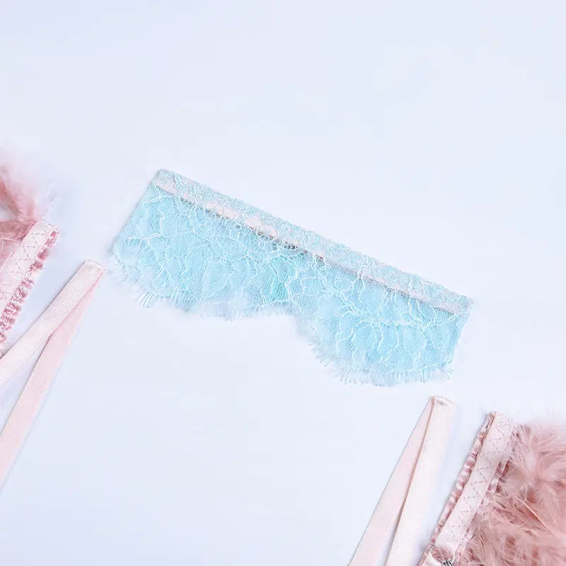Conjunto de sutiã de renda transparente elegante azul claro com detalhes em penas coloridas Harter