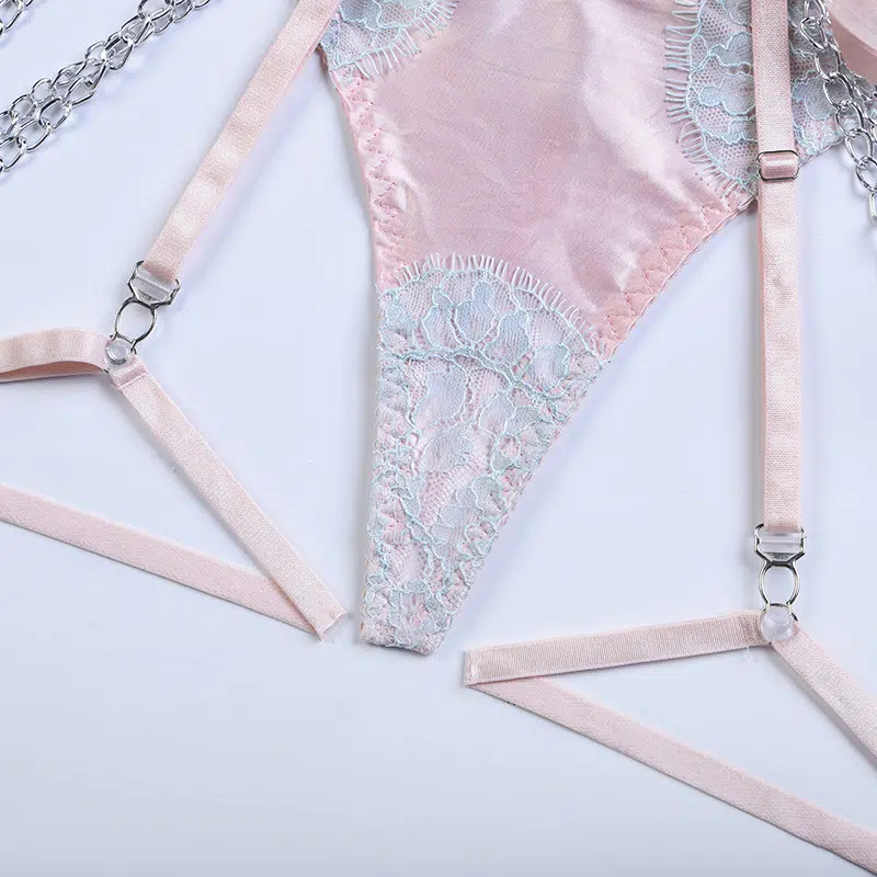Conjunto de sutiã de renda transparente elegante azul claro com detalhe de pena colorida e detalhes de anel de perna