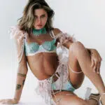 Conjunto de sutiã de renda transparente elegante azul claro com detalhes em penas coloridas Exibição do modelo