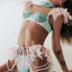 Conjunto de sutiã de renda transparente elegante azul claro com detalhes em penas coloridas Model SHow