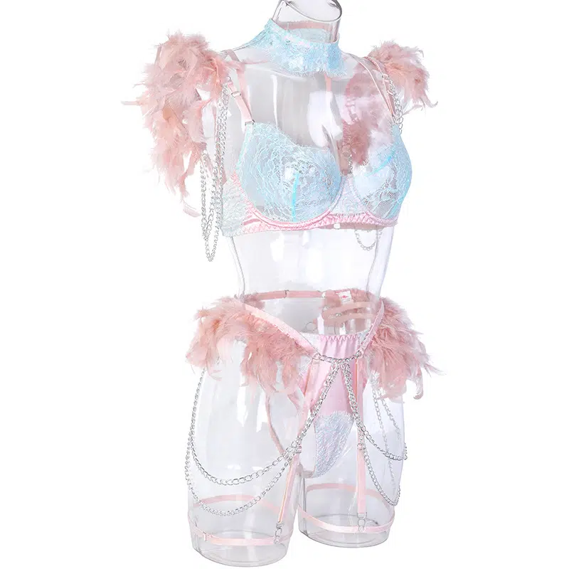 Conjunto de sutiã de renda transparente elegante azul claro com detalhes em penas coloridas vista lateral