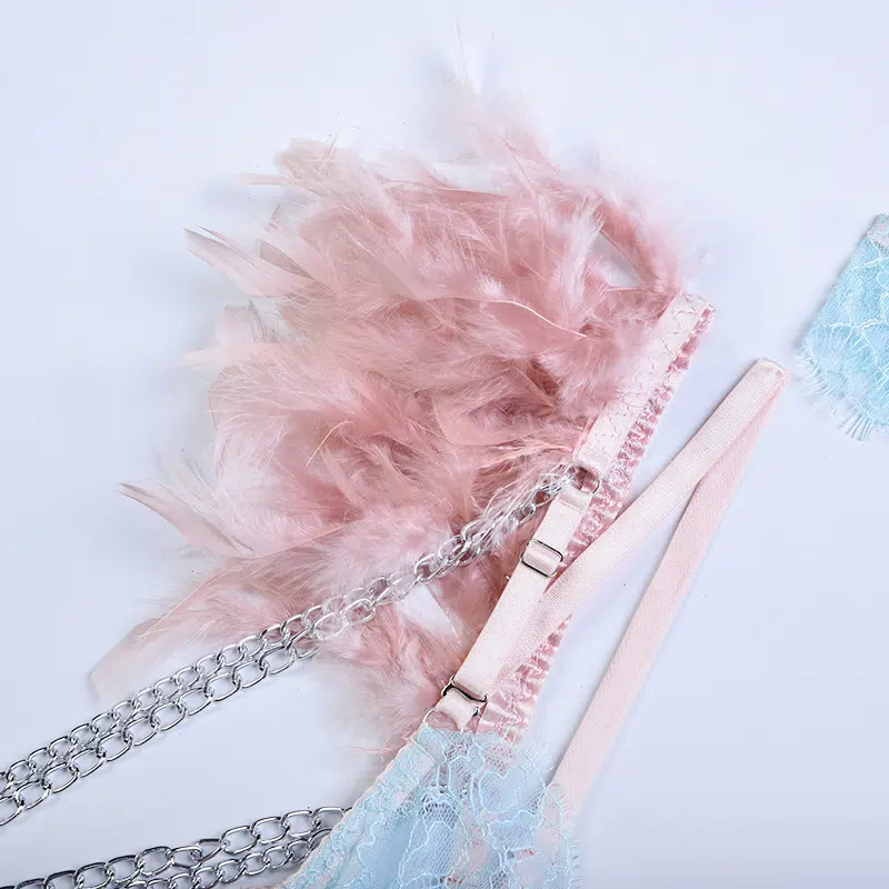 Conjunto de sutiã de renda transparente elegante azul claro com detalhes de alça de detalhes em penas coloridas