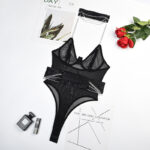 Body en maille avec ceinture ajustable et détails de chaîne en métal