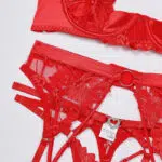 Röd broderad Halterneck-bh-set med diamanthjärtspänne i midjan