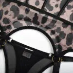 Conjunto de corpiño sexy con estampado de leopardo de malla transparente Detalles del material