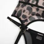 Conjunto de corpiño sexy con estampado de leopardo de malla transparente Detalles de cintura