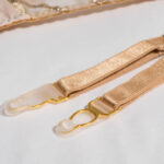 Conjunto de 3 sutiãs de malha transparente bege com detalhes de cinto bordados