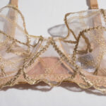 Conjunto de 3 sutiãs de malha transparente bege com detalhes bordados