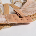 Conjunto de 3 sutiãs de malha transparente bege com detalhes de gancho bordados