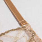 Conjunto de 3 sutiãs de malha transparente bege com detalhes bordados e detalhes de tiras