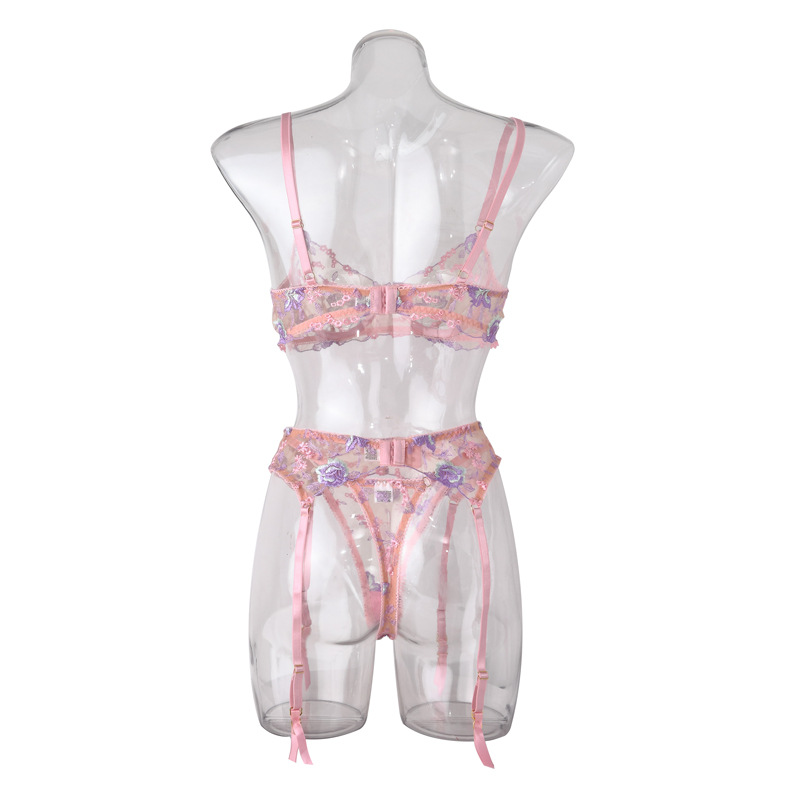 Stunning Sexy Bra and Panties Set with Purple Embroidery - B2B Lingerie Supplier Back View Fantastisk sexet bh og trusser sæt med lilla broderi - B2B lingeri leverandør set bagfra