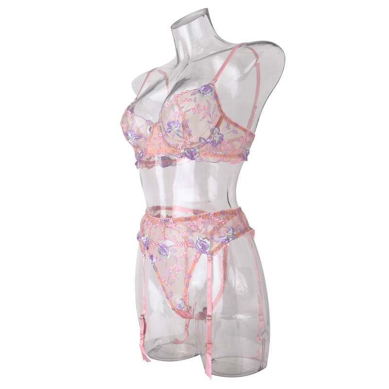 Stunning Sexy Bra and Panties Set with Purple Embroidery - B2B Lingerie Supplier Side View Fantastisk sexet bh og trusser sæt med lilla broderi - B2B lingeri leverandør set fra siden