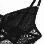 Conjunto moderno de falda larga con abertura lateral y sujetador con cordones Detalles del sujetador