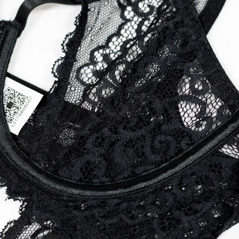 Ensemble de soutien-gorge en dentelle noire avec détails de soutien-gorge croisé à licou