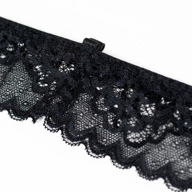 Ensemble de soutien-gorge en dentelle noire avec détails croisés en dentelle à col licou