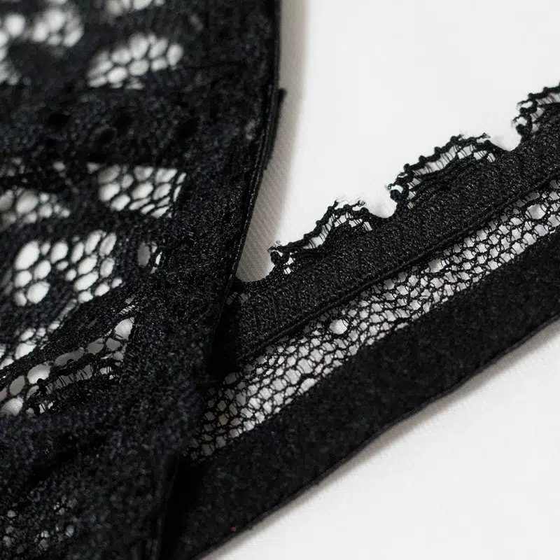 Ensemble de soutien-gorge en dentelle noire avec dos nu croisé