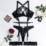 Ensemble de soutien-gorge en dentelle noire avec dos nu croisé sur la vue
