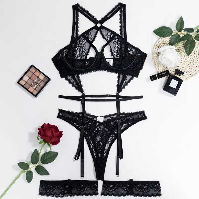 Ensemble de soutien-gorge en dentelle noire avec dos nu croisé sur la vue