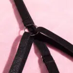 Dreiteiliges BH-Set ohne Körbchen mit Metallkette und Federgürtel – Dessous im Großhandel mit Riemchendetails