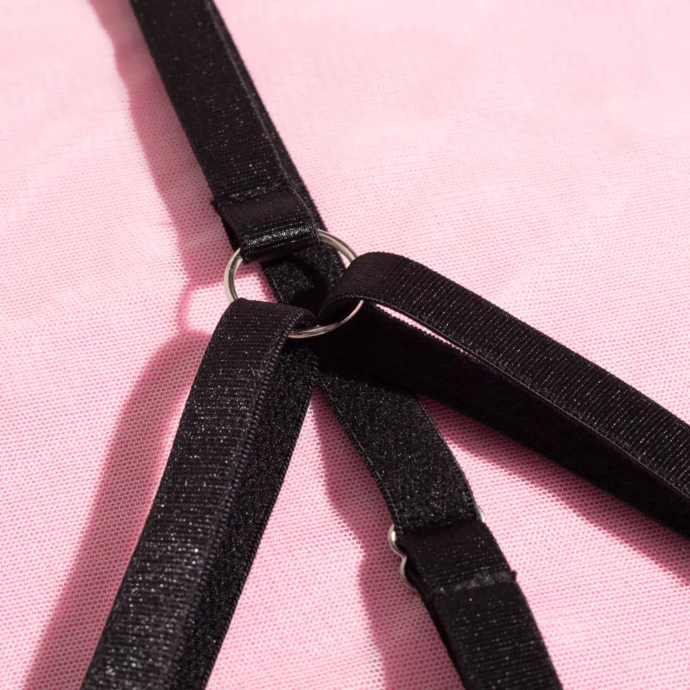 Dreiteiliges BH-Set ohne Körbchen mit Metallkette und Federgürtel – Dessous im Großhandel mit Riemchendetails