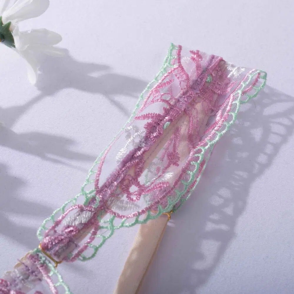 Sheer Mesh Sexig Underkläder BH Set med broderade blommor Strapy detaljer
