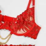 Conjunto de quatro peças de lingerie sexy com bordado de chama por atacado com detalhes de bordado de sutiã de corrente