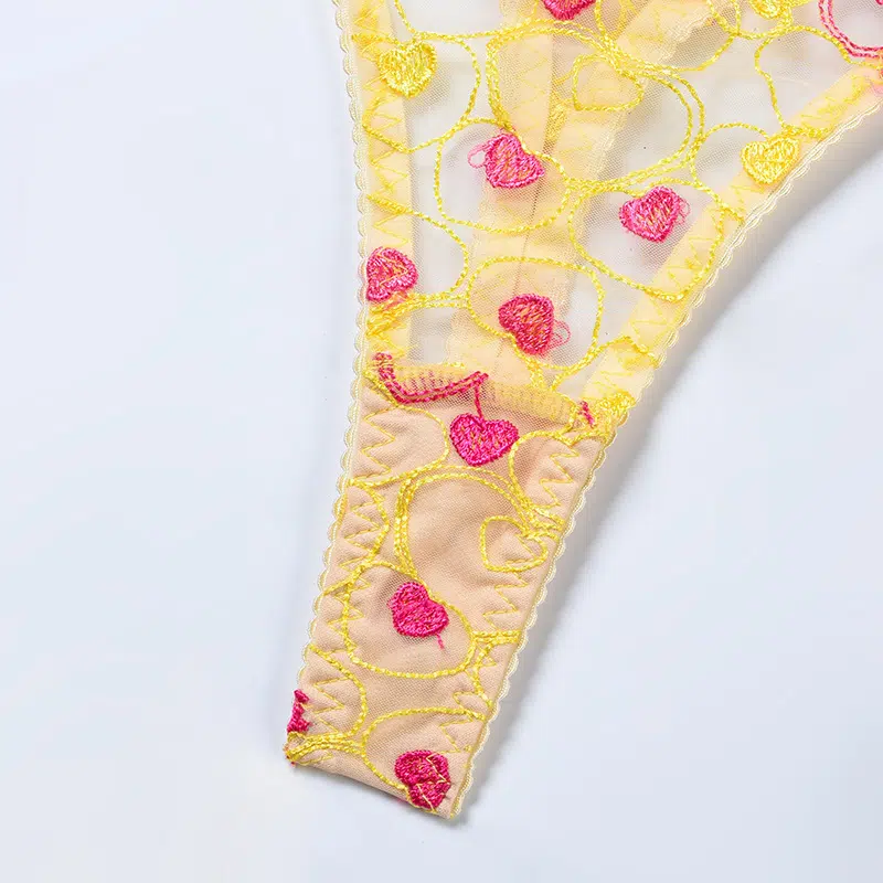 Conjunto de sutiã e calcinha de renda e cílios no atacado com detalhes de virilha bordados de amor