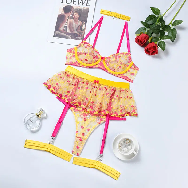 Conjunto de sutiã e calcinha de renda e cílios no atacado com bordado de amor em vista
