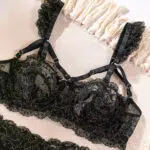 Detalles del sujetador del conjunto de lencería con aros de encaje floral negro al por mayor