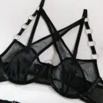 Ensemble de soutien-gorge et culotte modernes noirs, vente en gros, avec détails de soutien-gorge porte-jarretelles