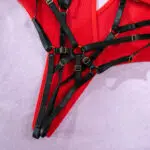 Vente en gros Body à col en V profond avec dos dégagé en détails d'entrejambe en maille rouge