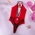 Vente en gros Body à col en V profond avec dos dégagé en maille rouge Vue de dessus