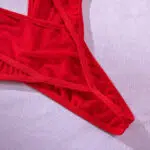 Body à col en V profond en gros avec dos dégagé en maille rouge. Détails