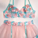 Ensemble soutien-gorge et culotte brodés en gros avec détails de jupe en maille rose