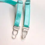 Ensemble soutien-gorge et culotte brodés en gros avec jupe en maille rose, détails à bretelles