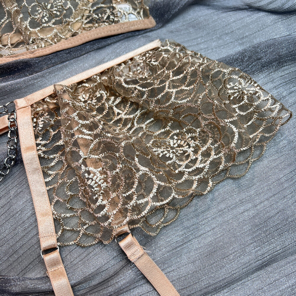 Ausgefallenes BH-Höschen-Set im Großhandel aus beigem Netzstoff mit gestickten Taillendetails