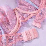 Conjunto de lingerie íntima por atacado com renda oca sexy em show de sutiã rosa