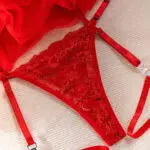 Venta al por mayor Detalles de las bragas del conjunto de lencería con aros de encaje floral rojo