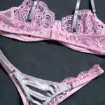 Conjunto de lencería de encaje sexy al por mayor en detalles en contraste gris plateado y rosa Mostrar