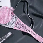 Conjunto de lencería de encaje sexy al por mayor en detalles de tiras en contraste gris plateado y rosa