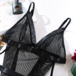 Gestreifter schwarzer Body mit rückenfreien Tanga-BH-Details im Großhandel