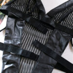 Gestreifter schwarzer Body mit rückenfreiem Tanga und gestreiften Details im Großhandel