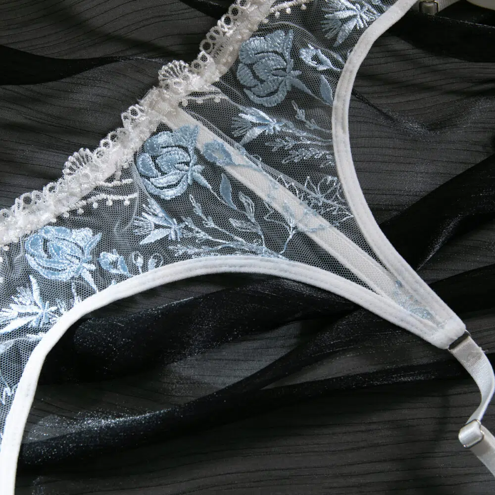 Wholesale White Bra and Knickers Set with Flower Embroidery. Mesh Show Vit behå och trosor i grossistledet set med blombroderier. Mesh Show