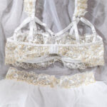 Atacado de lingerie com armação de renda floral branca com detalhes traseiros mostrados