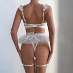 Venta al por mayor Conjunto de lencería con aros de encaje floral blanco Demostración del modelo
